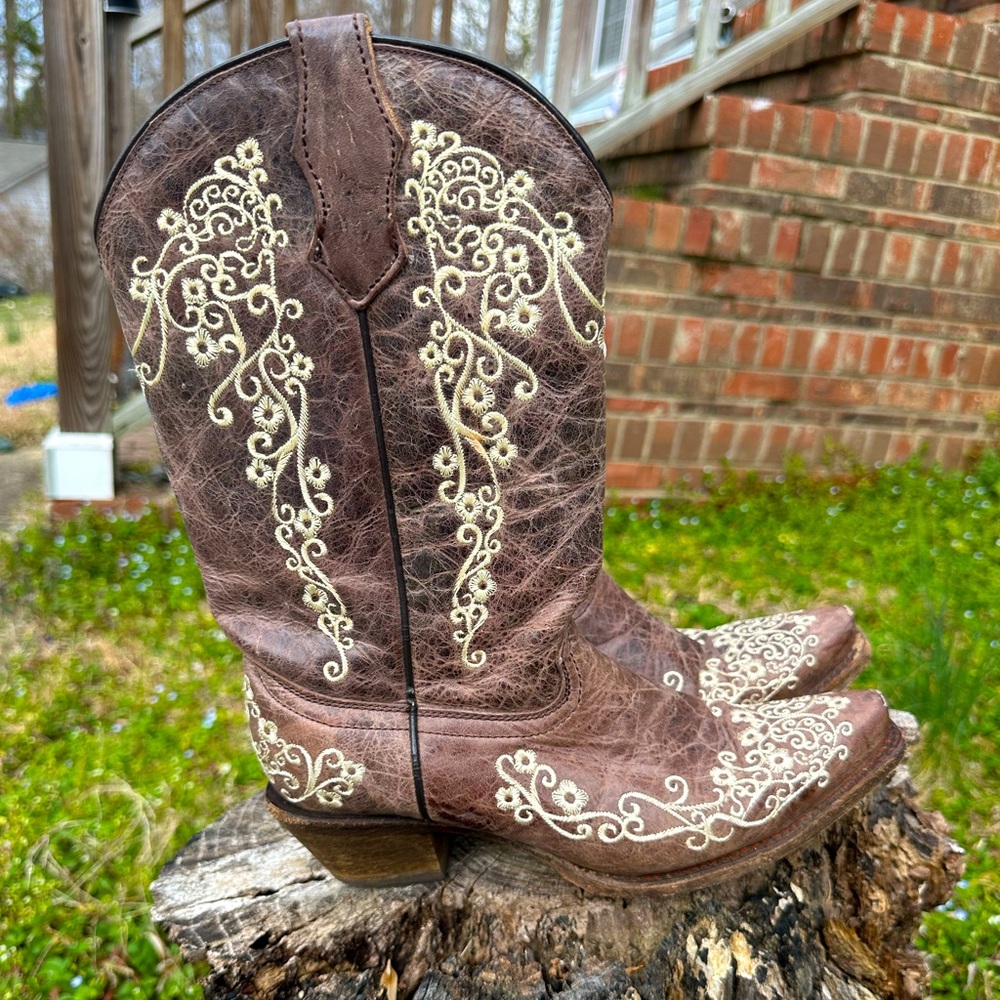 Women’s Corral Brown Embroidered snip toe cowgirl boots girls size 5
